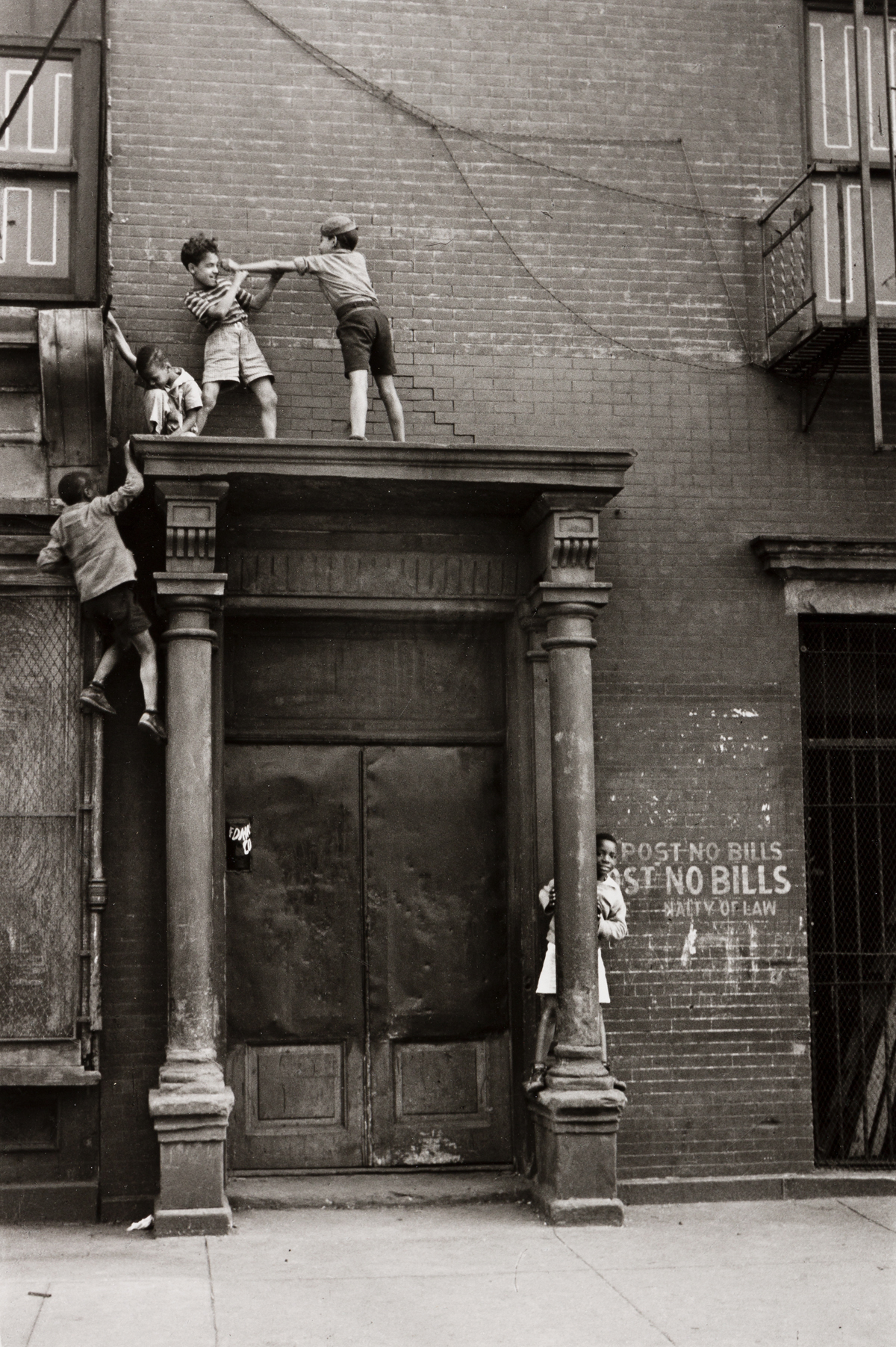 HELEN LEVITT (1913-2009) N.Y. (boys on a pediment).